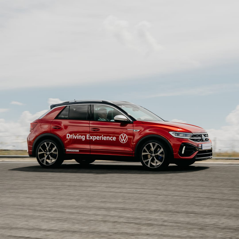 Volkswagen T-Roc rojo en un circuito con el logo de Driving Experience