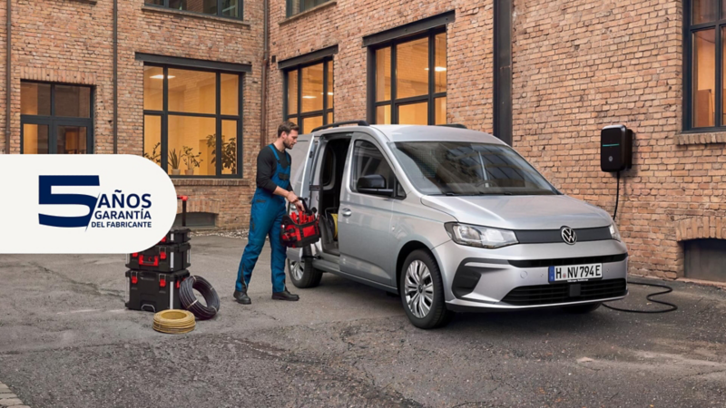 Una furgo VW con el logo de 5 años de garantía