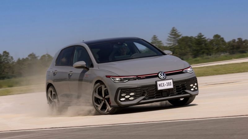 Golf GTI 2026 gris levanta polvo en pista. Hot hatch deportivo de Volkswagen muestra su potencia.