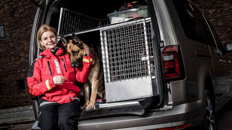 Anette Stierna och schäferhunden Rejza är frivilliga sjöräddare och kör Volkswagen Caddy
