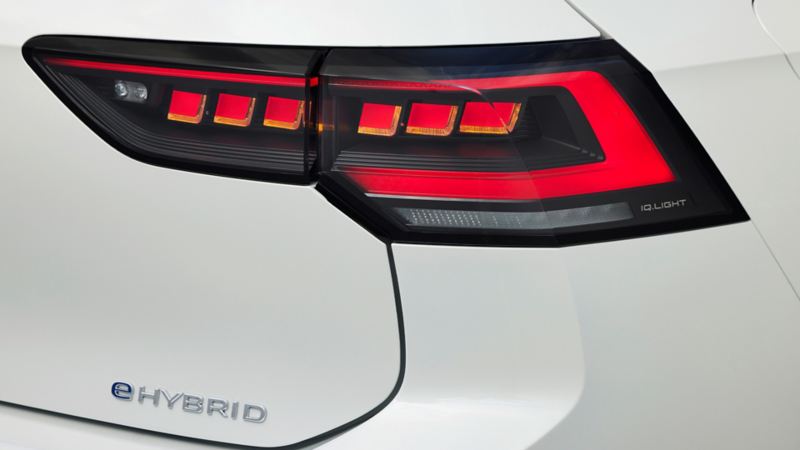 Logo eHybrid sur la porte arrière d'une VW