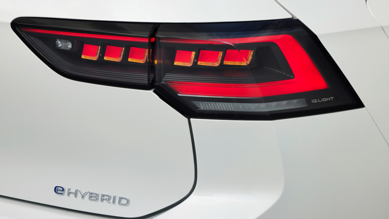 eHybrid Logo auf der hinteren Türe eines VWs