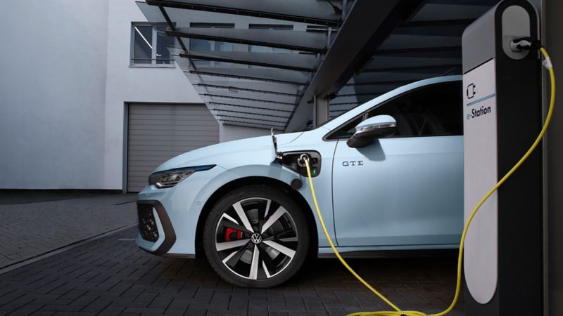 La Golf GTE se recharge sur une station de recharge