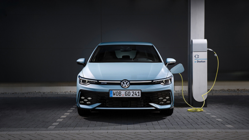 Der Golf GTE steht auf einem Platz