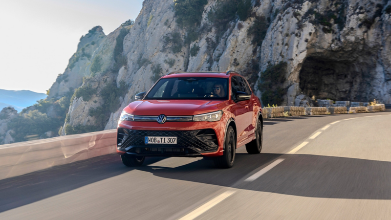 Der Tiguan fährt auf einer Strasse