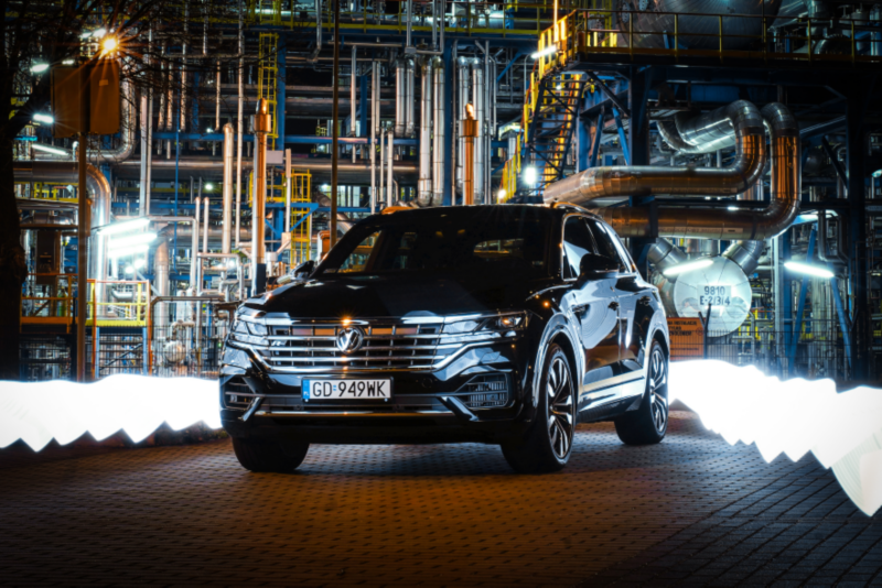 Czarny Volkswagen w industrialnej stylistyce. 