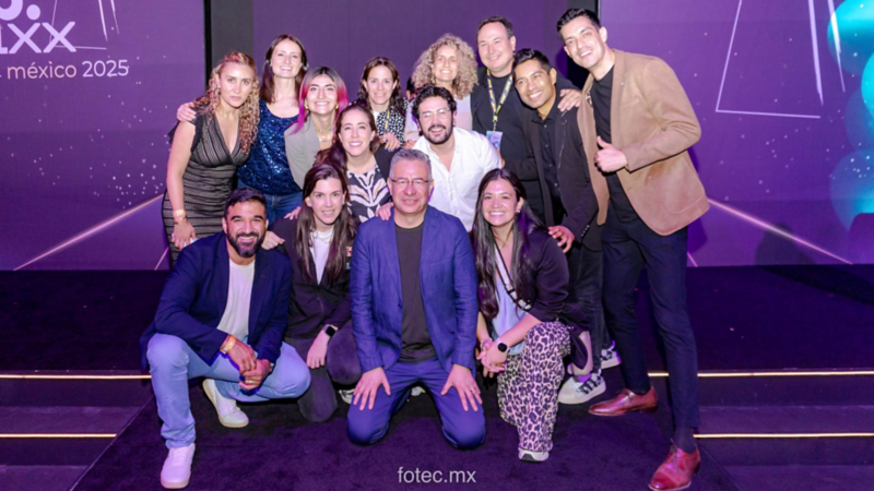 Equipo de media de Volkswagen de México en el escenario de los Premios IAB Mixx México.