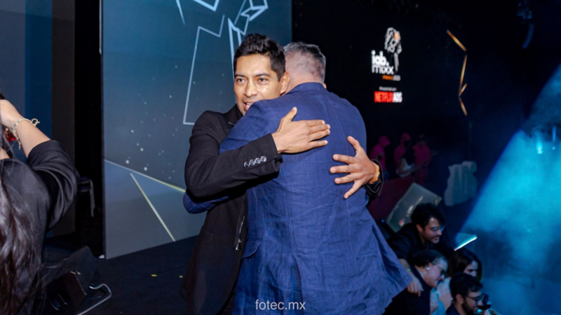 Equipo de Volkswagen de México felicitándose por premio de la IAB Mixx México 2025. 