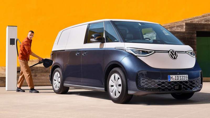En man snabbladdar sin VW ID. Buzz med CCS 