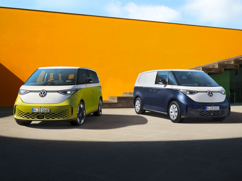 Le Volkswagen ID. Buzz et le Volkswagen ID. Buzz Cargo, garés et présentés de trois-quarts.