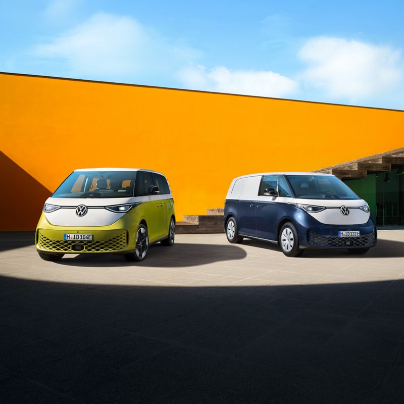 VW ID. Buzz jaune et blanc et ID. Buzz Cargo bleu et blanc en photo de face 3/4