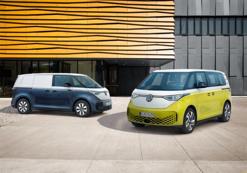 Dos furgonetas eléctricas Volkswagen ID.Buzz estacionadas frente a un edificio moderno: una en color azul oscuro y blanco (versión de carga) y otra en amarillo brillante y blanco (versión de pasajeros). La imagen destaca las diferentes opciones de la gama ID.Buzz.