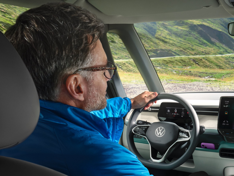 En man ägnar mer uppmärksamhet åt vägen tack vare röstassistenten i VW ID. Buzz.