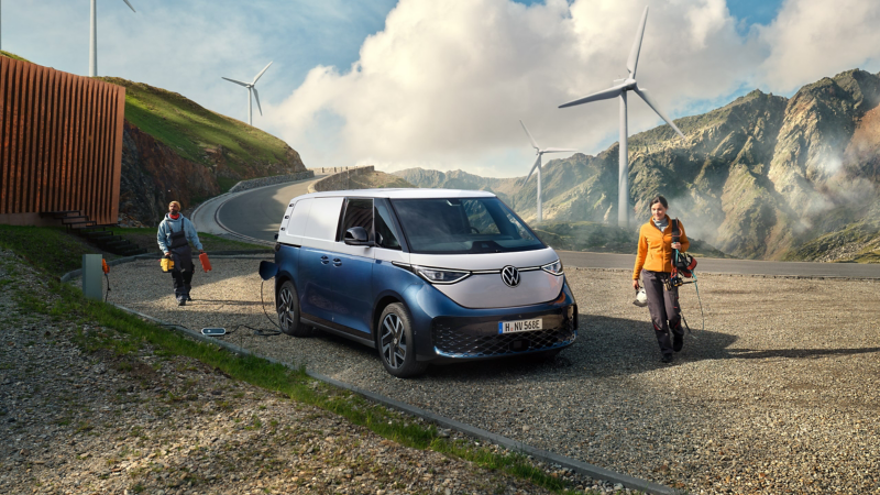 L'ID. Buzz Cargo se gare dans les montagnes.