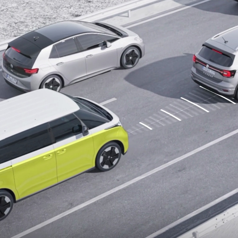 Graphic showing the ID. Buzz using its assistance systems in proximity to other vehicles. 