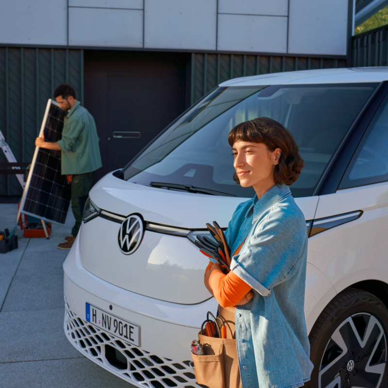 Due operai al lavoro, nei pressi del loro ID. Buzz parcheggiato.