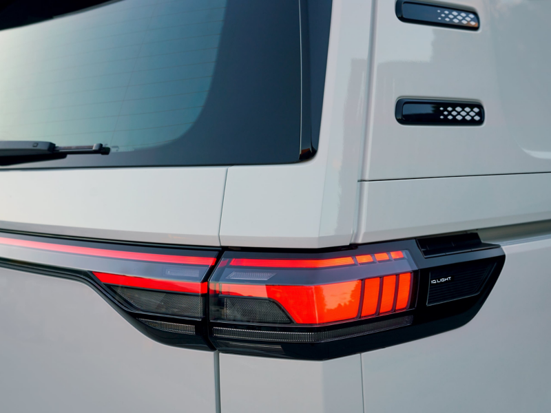 Baklyktan IQ Light på en vit VW ID. Buzz Cargo elskåpbil i närbild