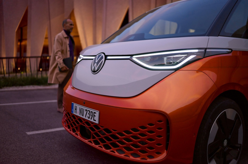 El VW Nuevo California aparcado en la orilla junto a dos personas.