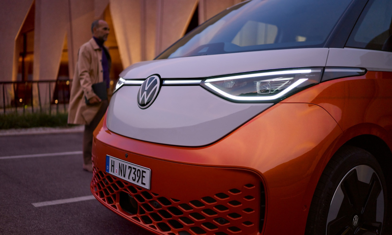 Närbild på fronten på en VW ID. Buzz.