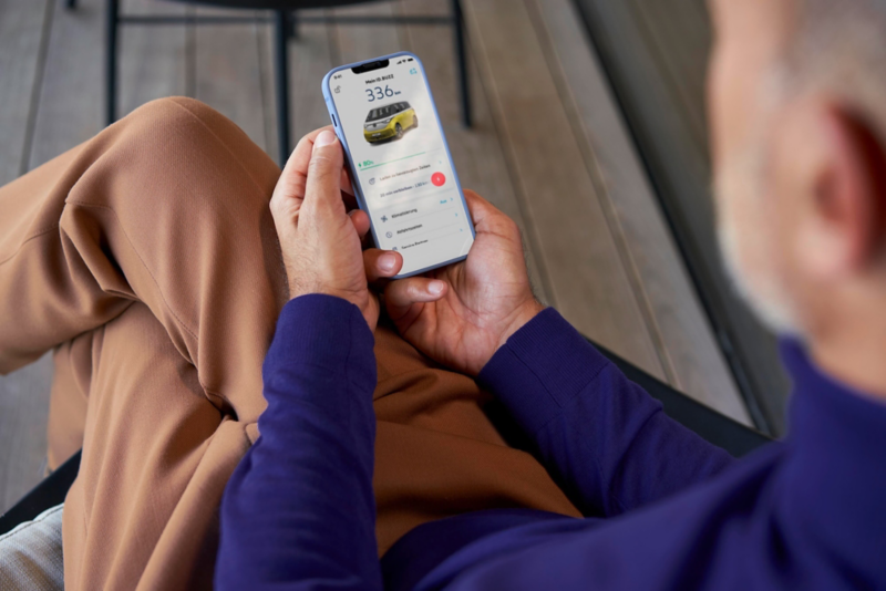 El VW Nuevo California aparcado en la orilla junto a dos personas.