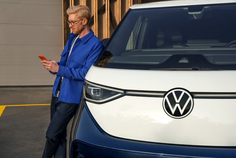 Mężczyzna opiera się o Volkswagena ID. Buzz.
