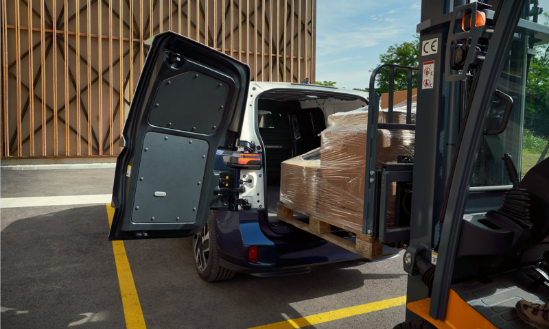 VW ID. Buzz Cargo lastas med gaffeltruck.