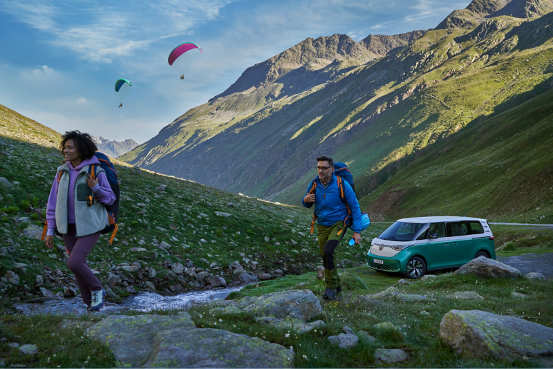 L’ID. Buzz de VW se trouve près d’un ruisseau dans les montagnes.