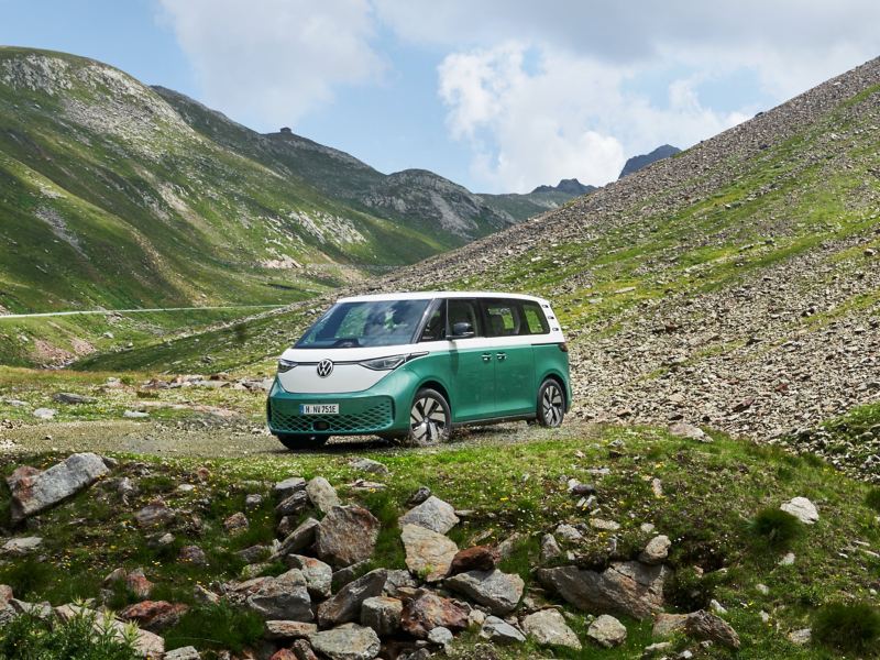 L'ID. Buzz se gare devant une montagne.