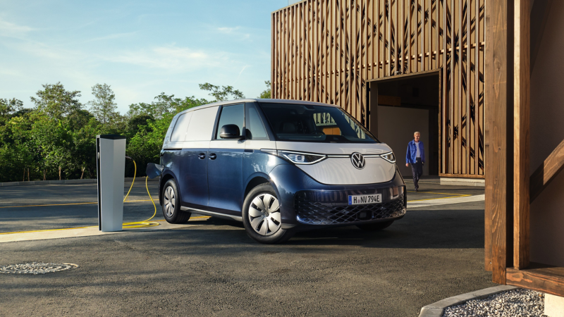 Le VW ID. Buzz cargo en chargement devant un bâtiment