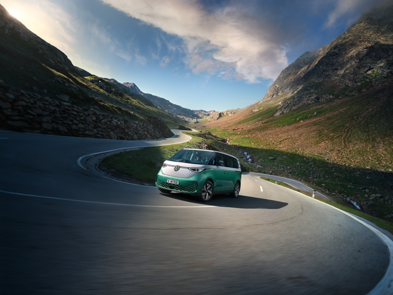 Volkswagen ID. Buzz jedzie po krętej górskiej drodze.