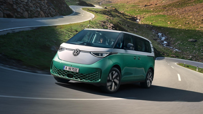 VW ID. Buzz Pure auf der Straße in den Bergen