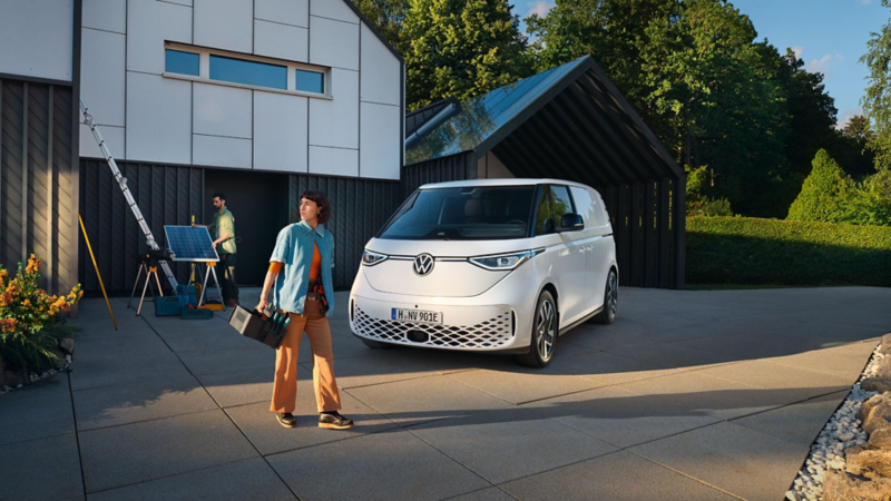 ID. Buzz Cargo VW blanc devant une maison