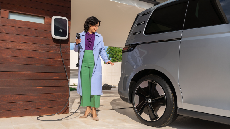 VW ID. Buzz gris en charge