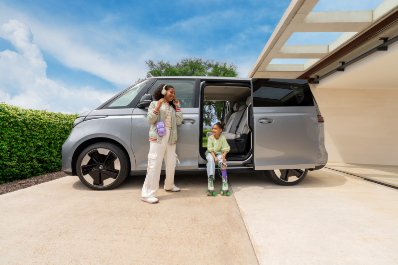 Une technicienne Volkswagen effectue une vérification du niveau d'huile sur une Volkswagen