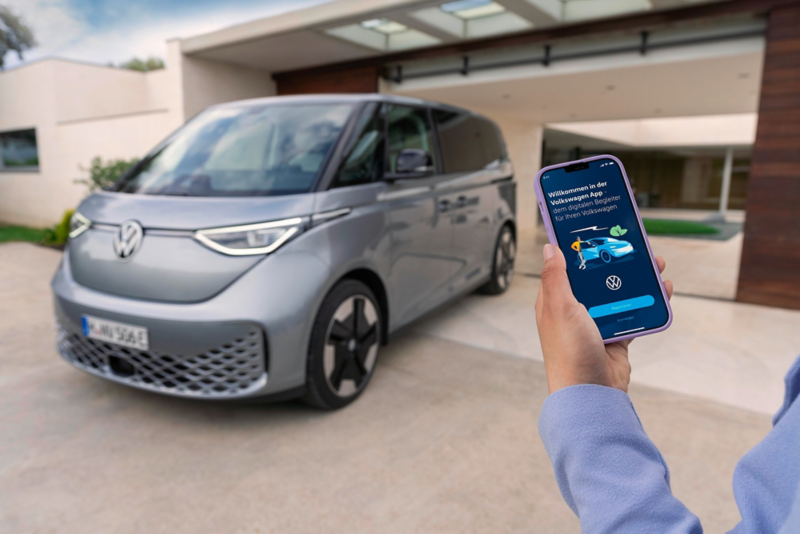 El VW Nuevo California aparcado en la orilla junto a dos personas.