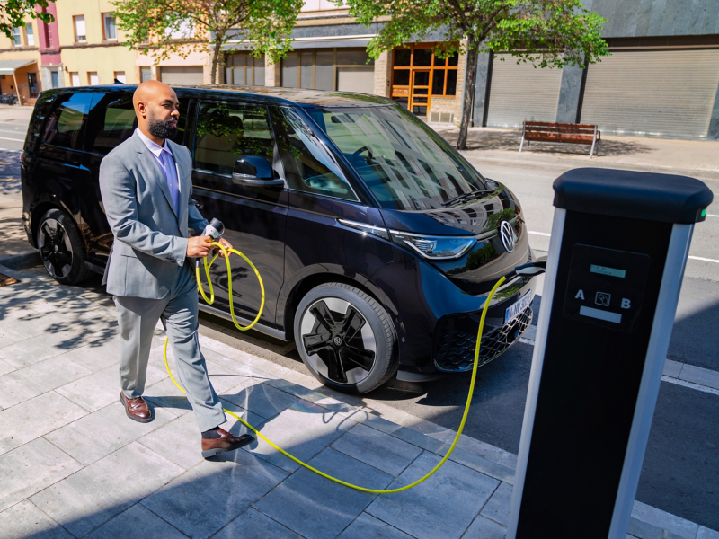 VW ID. Buzz en charge dans la rue