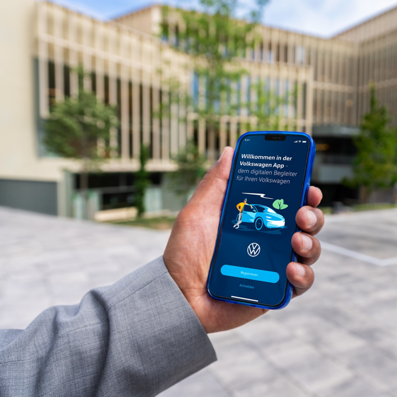 En smartphone med Volkswagen App öppen.