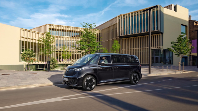 El VW ID. Buzz circulando por calles urbanas.