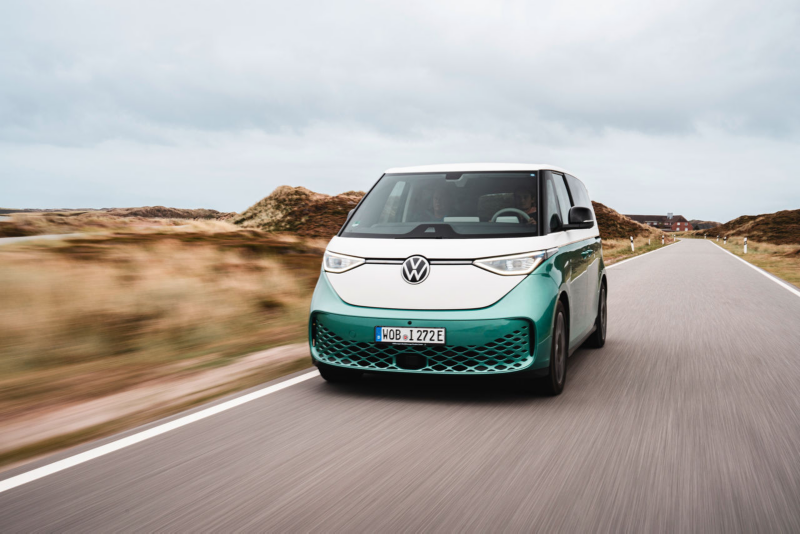 VW ID. Buzz Cargo na autostradzie.