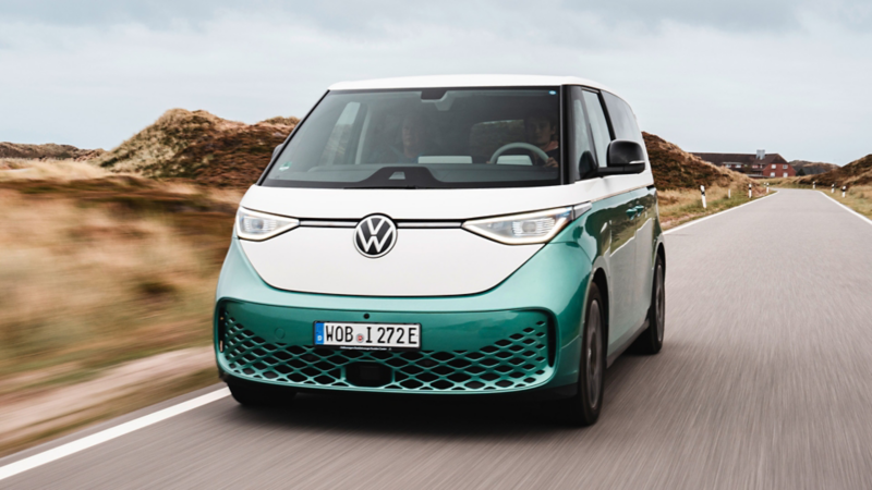 VW ID. Buzz "Pure" auf der Straße in einer Wüste