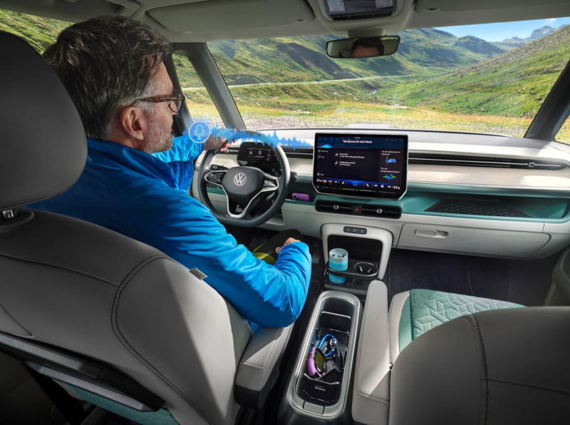 El VW Nuevo California aparcado en la orilla junto a dos personas.