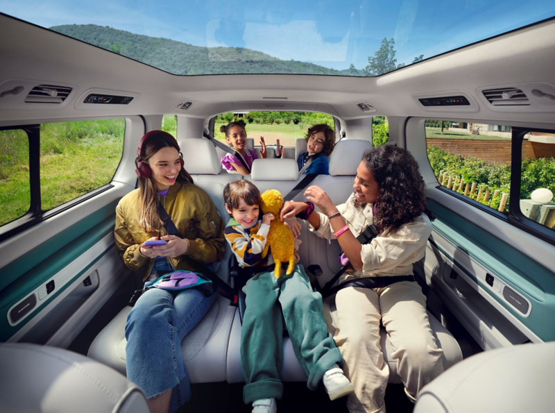 El VW Nuevo California aparcado en la orilla junto a dos personas.