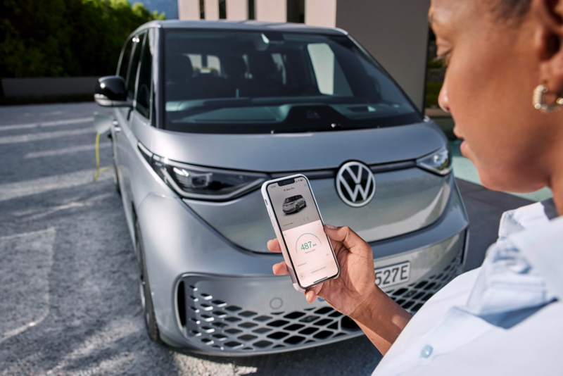 El VW Nuevo California aparcado en la orilla junto a dos personas.