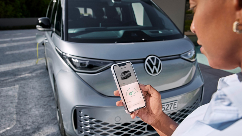 Le Volkswagen ID. Buzz et sa propriétaire qui regarde l'autonomie
