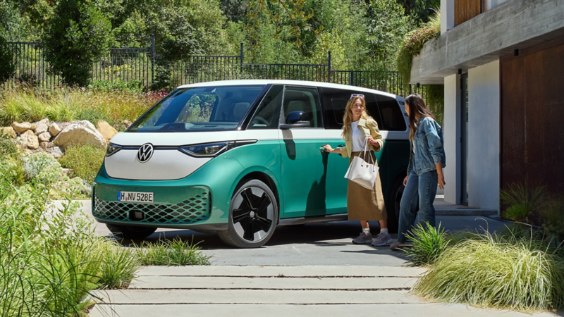 VW ID. Buzz parkt auf einer Auffahrt.