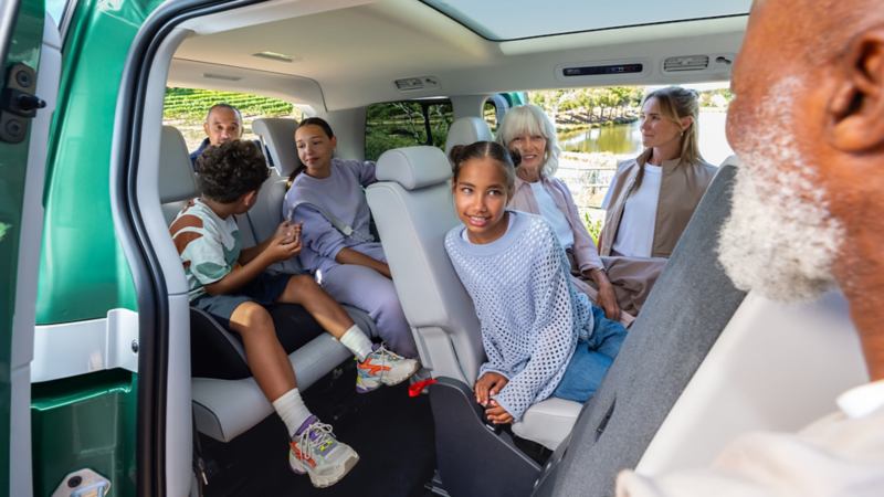  Eine Familie steigt in einen VW ID. Buzz.