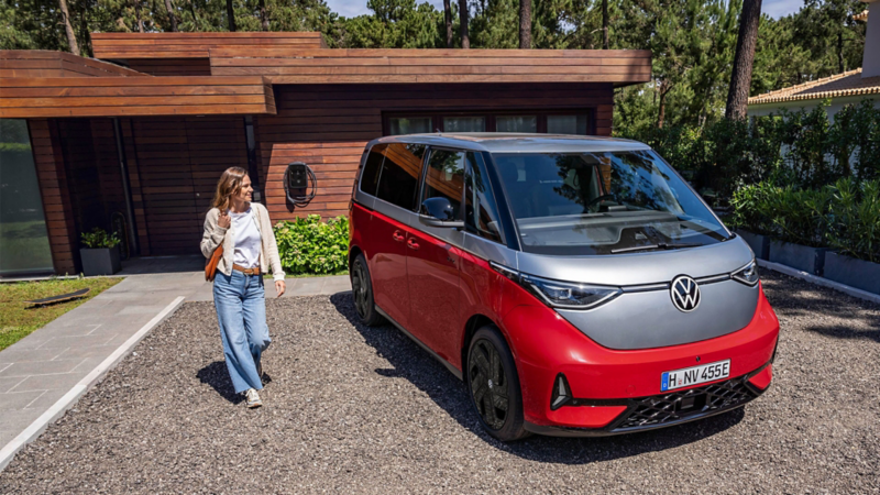 En kvinna står bredvid en VW ID. Buzz GTX