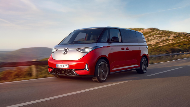 Elminibussen VW ID. Buzz GTX med fyrhjulsdrift framför ett hus med palmer.