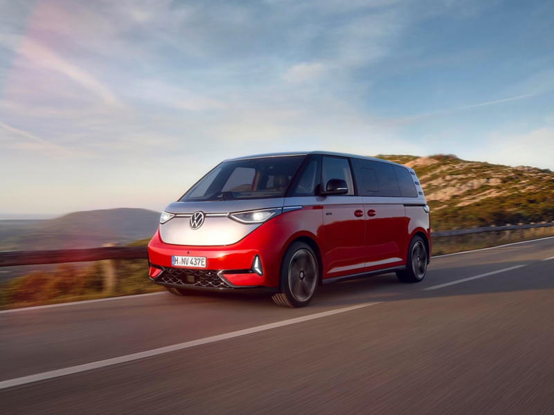 El VW Nuevo California aparcado en la orilla junto a dos personas.