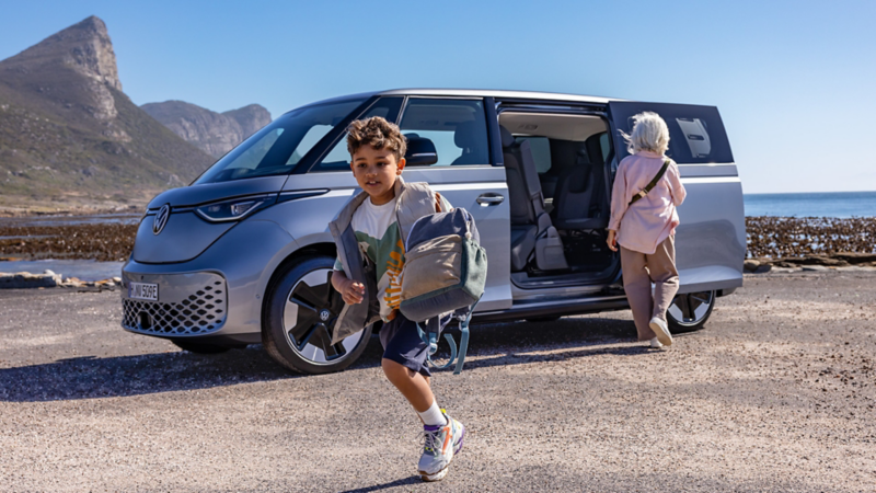 Ett barn springer ut från en ID. Buzz med öppen skjutdörr